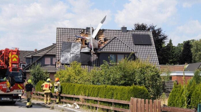 Tragedia en Alemania: avioneta se estrella contra una vivienda y deja al menos un muerto
