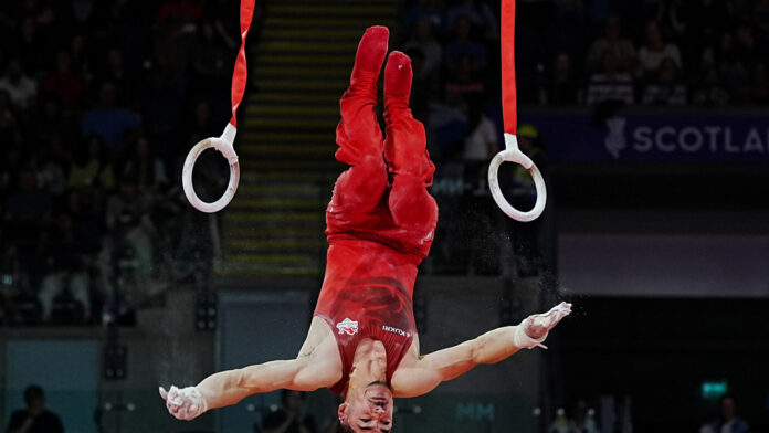Gimnasta sufre aterradora caída de cabeza en plena competencia