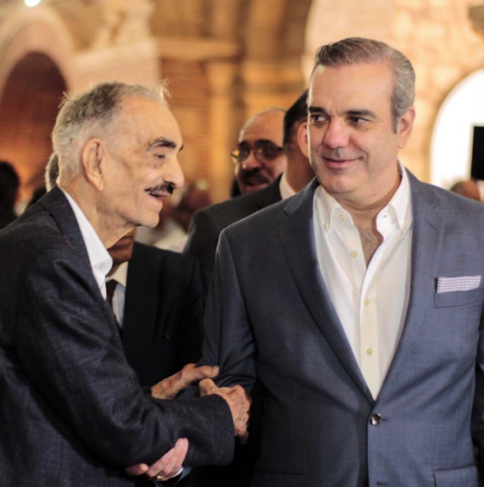 Abinader también reconoció el esfuerzo de los padres del país por contribuir a la formación de sus hijos y al desarrollo de la nación.