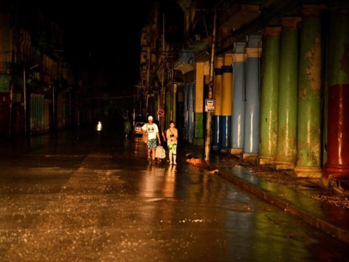 Cuba restablece parte del sistema eléctrico, pero más de la mitad del país seguirá con apagones