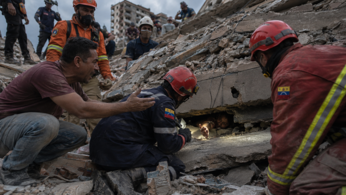 Joven responde desde los escombros cuando ya daban por terminado el rescate en una zona de Venezuela