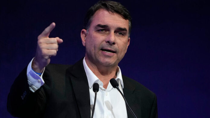Flávio Bolsonaro oficializa su candidatura a la Presidencia de Brasil