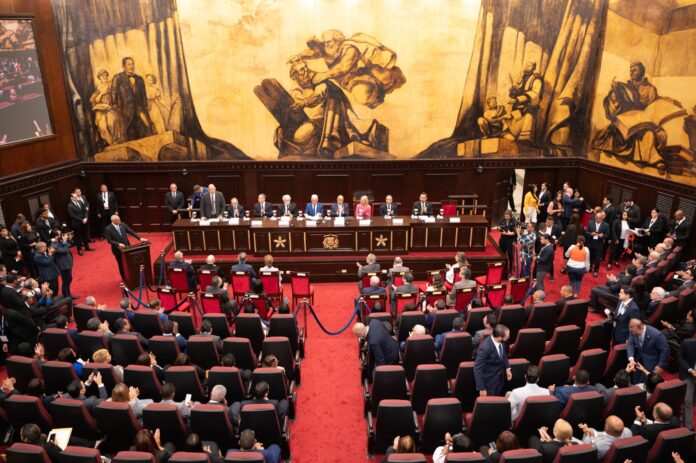 US$465.5 millones en préstamos: Oficialismo los defiende mientras que la oposición cuestiona su aprobación