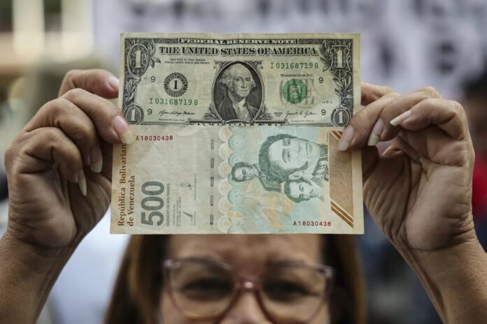 La devaluación de la moneda venezolana se acelera en el mercado oficial tras los sismos