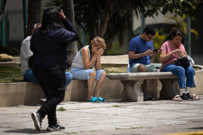 EFE pudo constatar que decenas de personas bajaron de los edificios comerciales en Caracas tras este nuevo temblor.