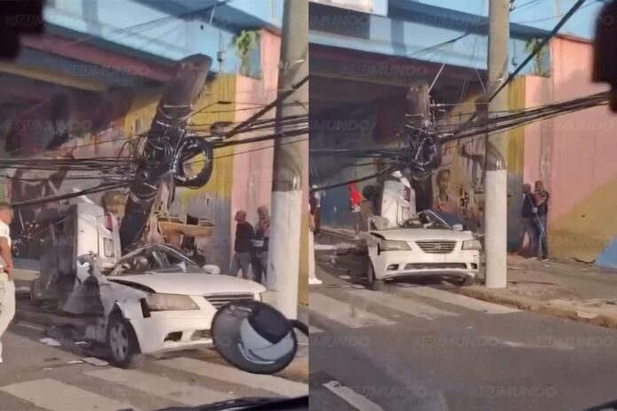 Vehículo impacta poste del tendido eléctrico en la avenida Independencia