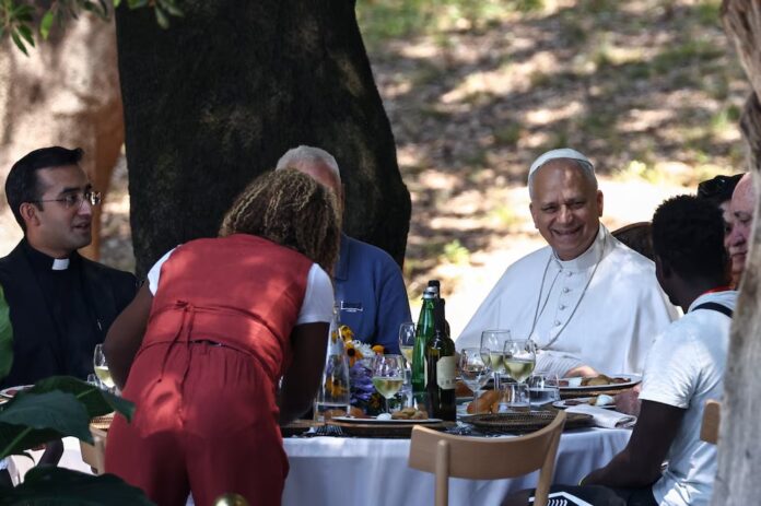 Papa León XIV promueve la inclusión social en almuerzo con refugiados y familias necesitadas