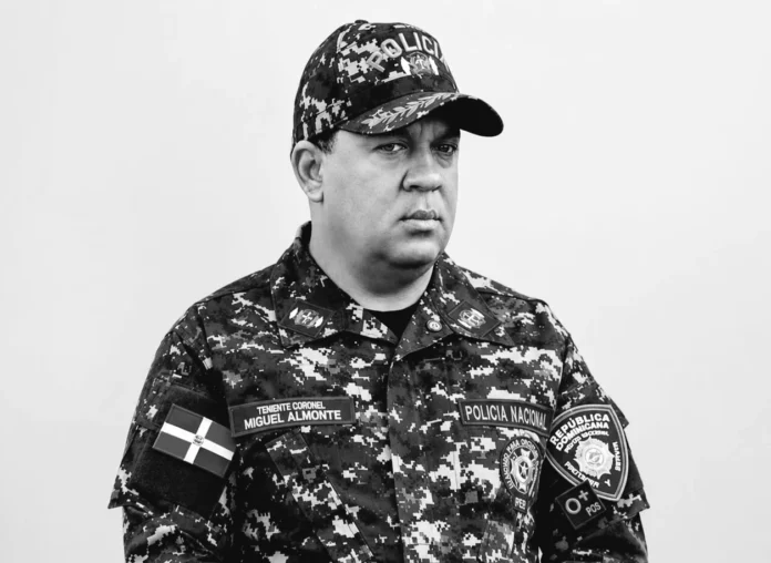 De acuerdo con los reportes preliminares, el oficial falleció en el lugar a causa de una grave lesión en la cabeza, presuntamente provocada cuando la estructura metálica atravesó parte del vehículo tras el impacto.