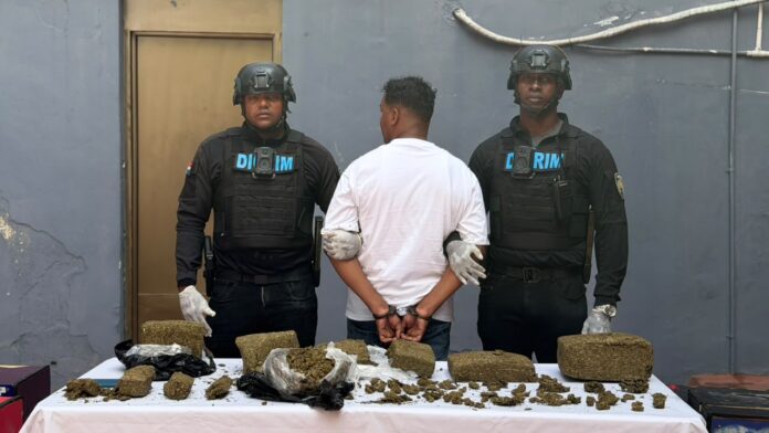 PN ocupa siete paquetes de presunta marihuana, 16 máquinas tragamonedas y arresta a un hombre en Capotillo