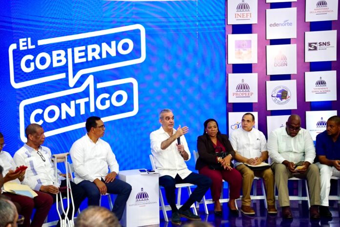 Abinader prioriza soluciones al agua potable durante encuentro comunitario en Samaná