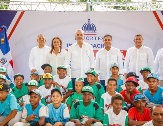 Abinader inaugura Play en escuela de Samaná; reafirma compromiso deportivo con los jóvenes