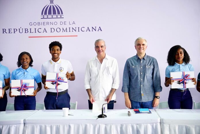 Presidente Abinader escucha estudiantes y anuncia acciones para fortalecer educación en Samaná