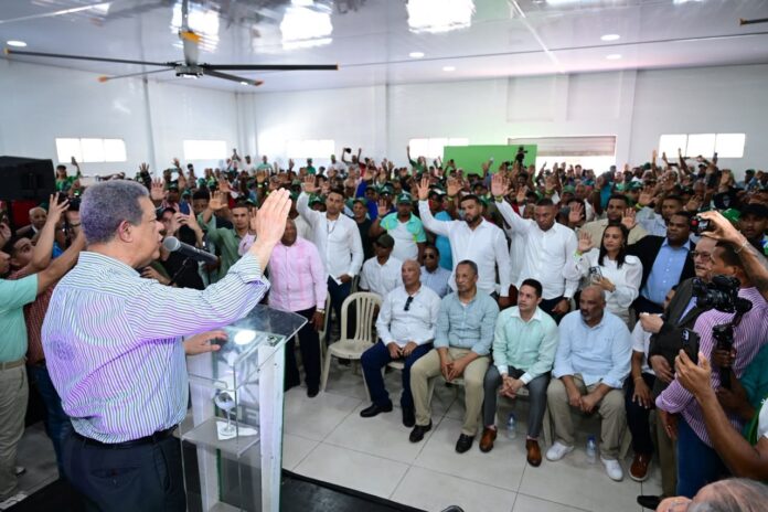 “Los astros se están alineando en favor de la Fuerza del Pueblo”, asegura Leonel al juramentar dirigentes del PRM y PLD