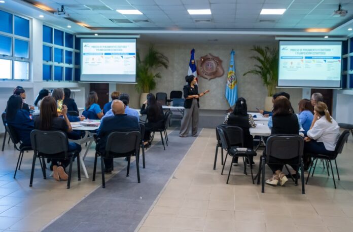 Migración capacita a empleados en estrategias y planificación en la administración pública