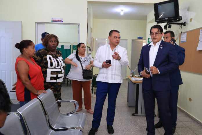 Tras el recorrido, Landrón anunció la instalación inmediata de un nuevo equipo de Rayos X, un sonógrafo y un electrocardiógrafo, así como el reemplazo de las 15 camillas del área de Emergencia para mejorar la capacidad de respuesta del centro.