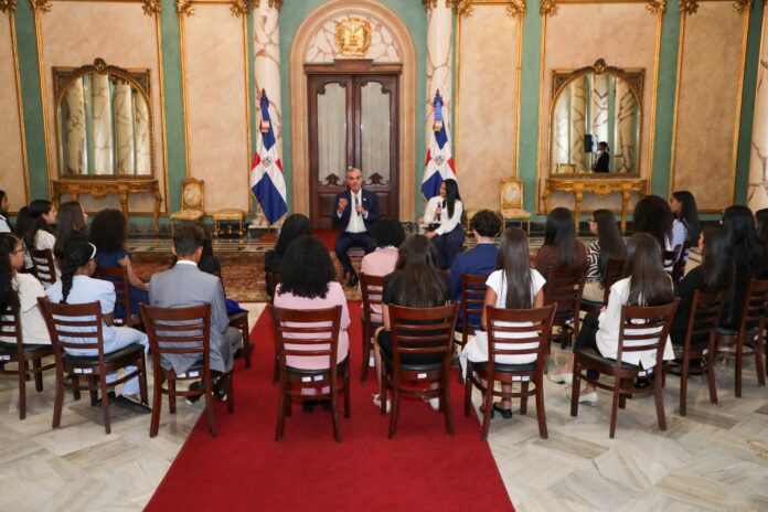 “Aquí siempre tendrán un país esperándolos”: Abinader recibe estudiantes dominicanos destacados en el exterior