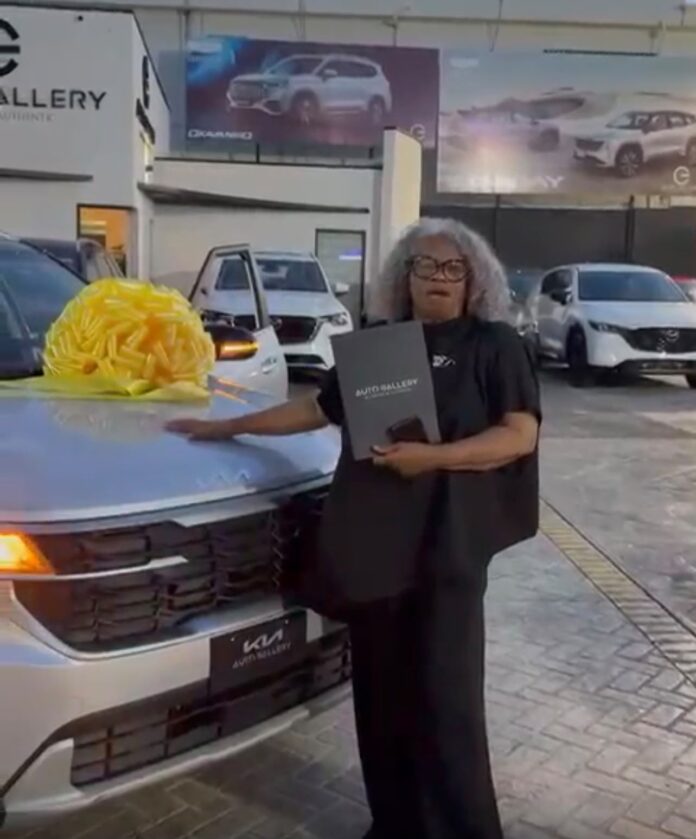 Santiago Matías cumple su promesa y le regala una jeepeta del año a Martha Candela