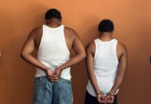 DNCD captura a dos hombres vinculados a presunta red de “Cristian Matatán” en San Cristóbal Los detenidos fueron identificados como Enmanuel Taveras García y José Rafael Sánchez, quienes fueron interceptados en la calle Armando Nivar, del sector Las Flores, tras una labor de inteligencia que, según las autoridades, permitió ubicar un punto de venta de sustancias narcóticas.