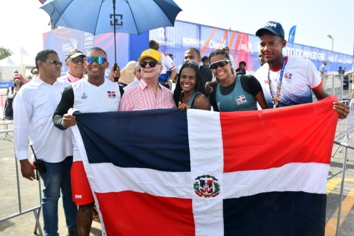 Santo Domingo. La República Dominicana inició con buen pie su participación en el voleibol de playa de los XXV Juegos Centroamericanos y del Caribe Santo Domingo 2026, tras derrotar 2-0 a la representación de Islas Caimán. El encuentro fue celebrado en el Malecón Deportivo, escenario dispuesto para las competencias de esta disciplina, donde la dupla dominicana mostró superioridad desde el primer set. Los parciales del triunfo quisqueyano fueron de 21-4 y 21-7, evidenciando el dominio de las atletas locales durante todo el partido. Con esta victoria, República Dominicana suma un importante resultado en la fase inicial del torneo y continúa su camino en busca de una destacada actuación en la justa regional. Los XXV Juegos Centroamericanos y del Caribe Santo Domingo 2026 reúnen a más de 6,200 atletas de la región, quienes compiten en diversas disciplinas hasta el próximo 8 de agosto.