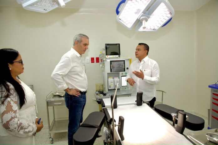 El director del SNS, Julio César Landrón, informó que durante la actual gestión se han entregado 116 centros de salud remozados en todo el país, como parte de la estrategia para fortalecer la atención sanitaria.