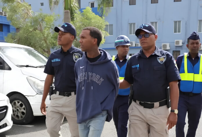 La denuncia fue presentada por la madre de la adolescente, quien sostiene que Bonilla Villalona habría obligado a su hija a consumir la sustancia.