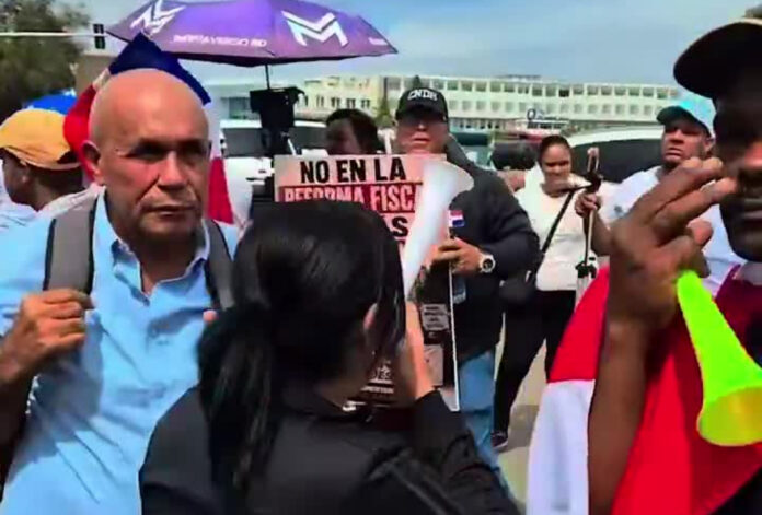 Desde tempranas horas, los manifestantes comenzaron a llegar al lugar, incrementando progresivamente la asistencia a la convocatoria. La protesta reúne a personas de distintos sectores que buscan hacer escuchar sus reclamos.