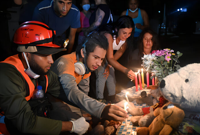 Aumentan a 4,561 los muertos por el doble terremoto en Venezuela