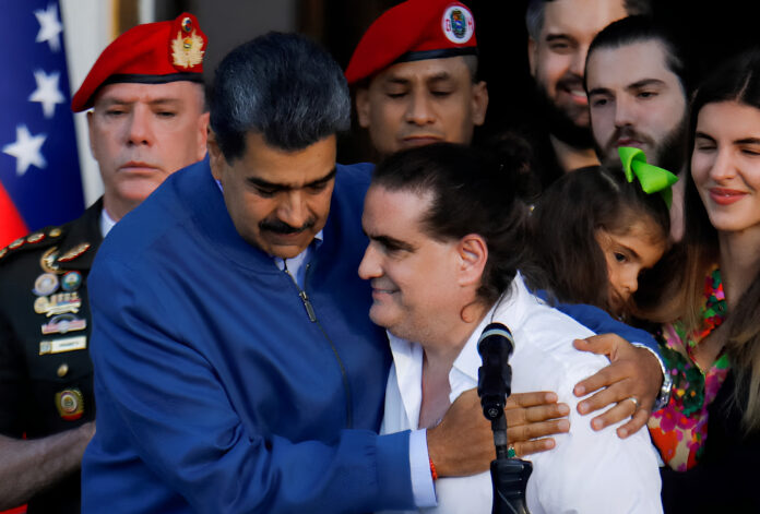 Juez de EE. UU. ordena a Nicolás Maduro y Álex Saab pagar USD 314 millones por torturas a tres estadounidenses