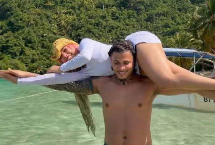 ¡Muy románticos! Yailin La Más Viral disfruta de un día de playa junto a su pareja
