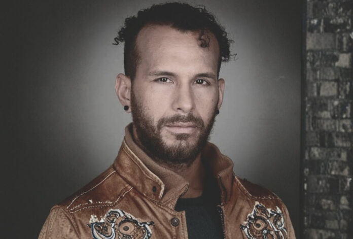 Stuart Ortiz desarrolló una destacada trayectoria en el teatro, el cine y la televisión dominicana. Era egresado de la Escuela Nacional de Arte Dramático y participó en numerosas producciones teatrales a lo largo de su carrera.