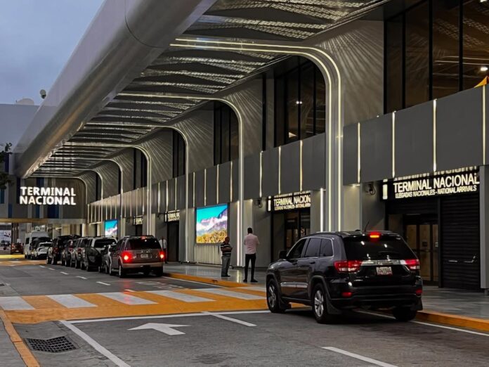El Aeropuerto Internacional Simón Bolívar de Maiquetía, que sirve a Caracas, se encuentra en La Guaira, la zona cero del doble sismo de magnitud 7,2 y 7,5 que hizo polvo decenas de edificios residenciales.