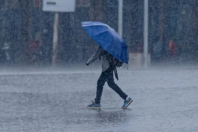 ¡Agarren sus paraguas! Lluvias se intensificarán antes del mediodía en varias zonas del país