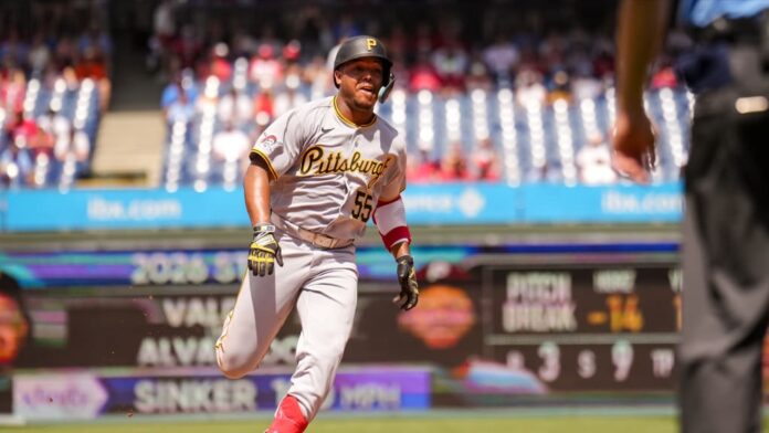Texto alternativo de la imagen: Los Nuestros con Esmerlyn Valdez celebrando su destacada actuación de tres carreras impulsadas con los Pittsburgh Pirates.