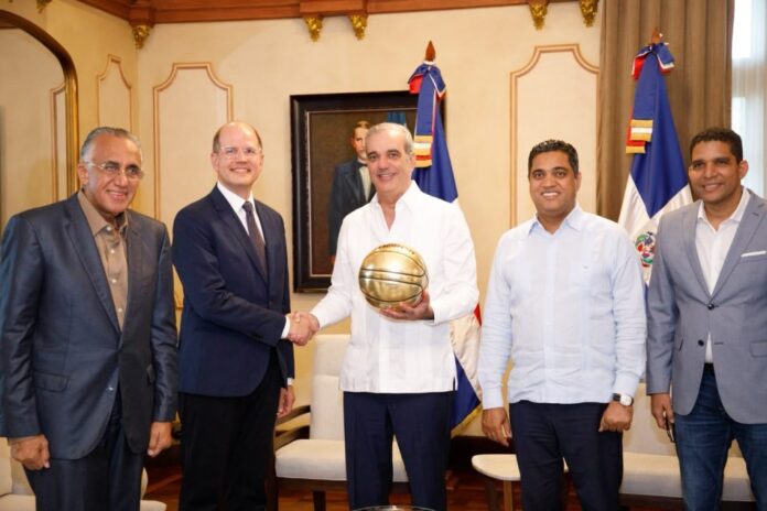 Abinader recibe a ejecutivos de la FIBA y del Comité Organizador de Santo Domingo 2026 en el Palacio Nacional