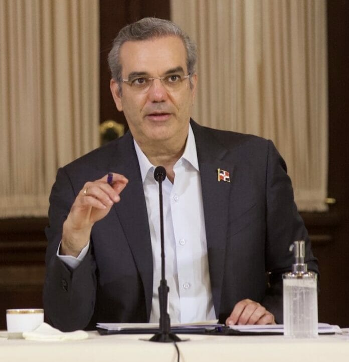 Luis Abinader: Innovador en el Uso de Canales de WhatsApp para la Comunicación Política en AL