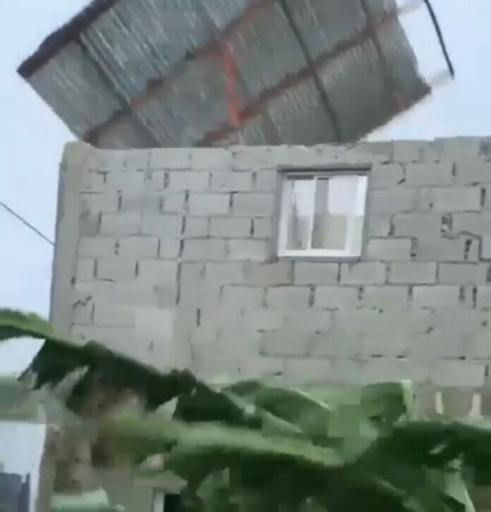 VIDEO l Huracán Fiona desprende el techo de una casa en Hato Mayor