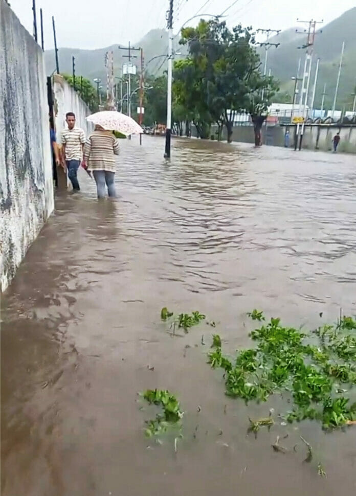 Tres muertos se registraron tras inundaciones y derrumbes en la región de Aragua