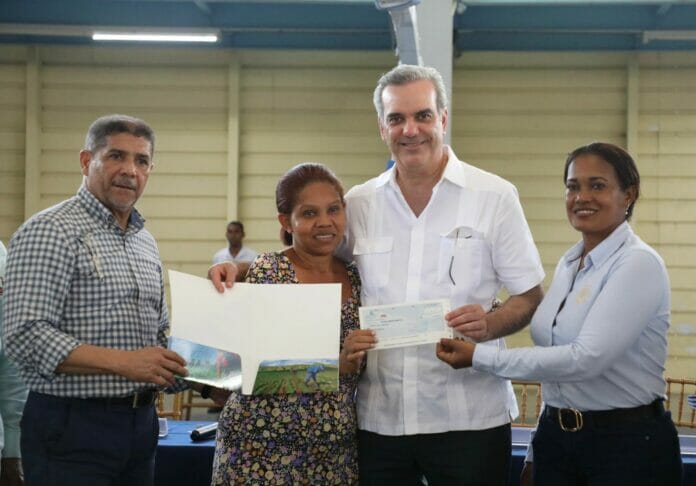 Presidente Abinader encabeza segunda entrega de cheques a 1,762 productores
