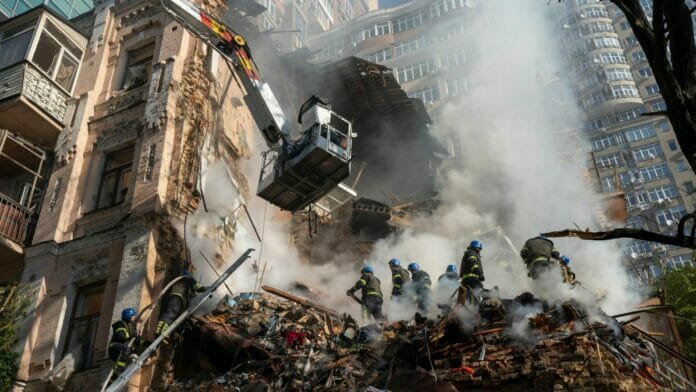 Rusia bombardea apartamentos del centro de Kiev