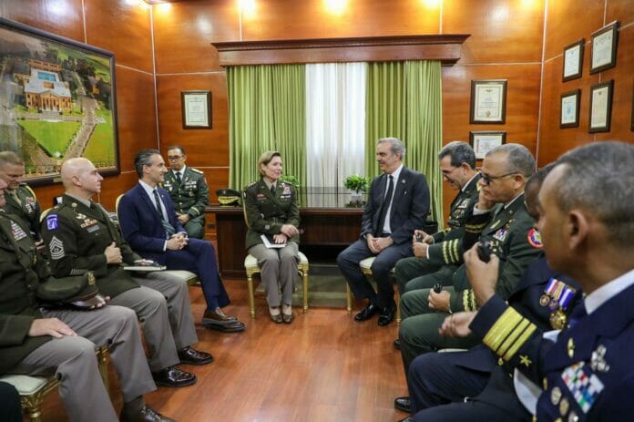 Abinader se reúne con comandante del Comando Sur EE.UU.