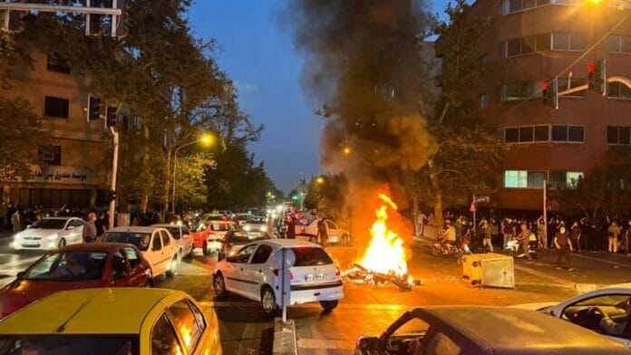 Noche de violencia en Irán deja al menos 12 muertos