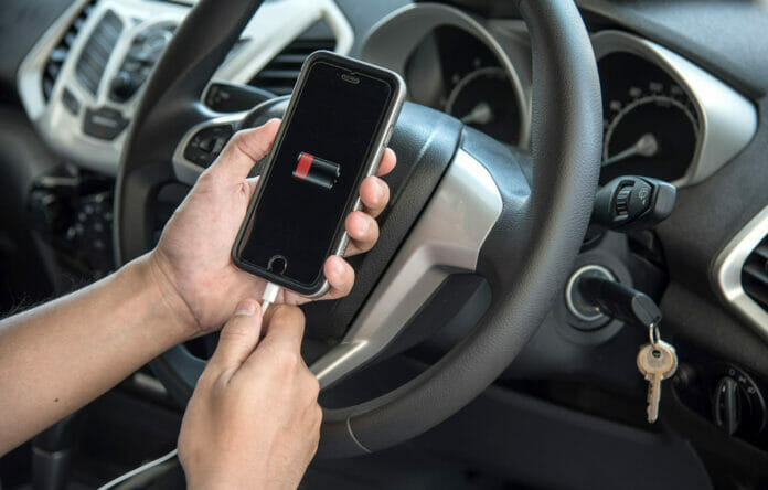 Tres razones para no cargar el celular en el auto
