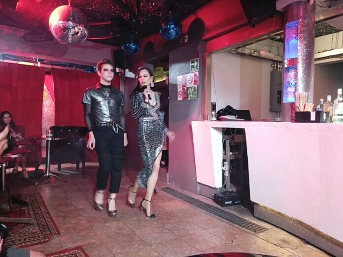 Carmen Campuzano enseña a hombres a usar tacones