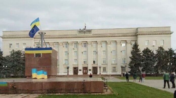 Jersón clama victoria: la bandera ucraniana luce en edificios públicos
