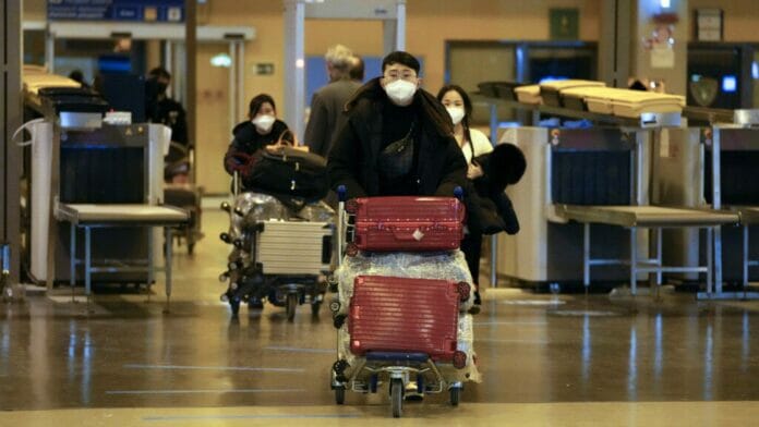 Italia impone pruebas de COVID a los pasajeros procedentes de China