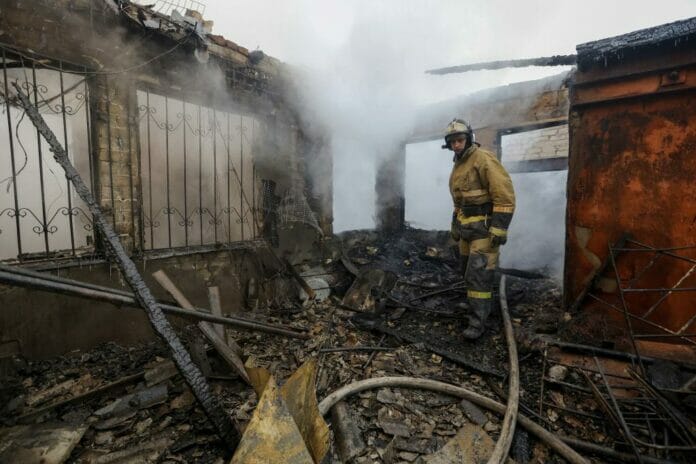 Ucrania ataca dos bases aéreas en Rusia; deja varios muertos