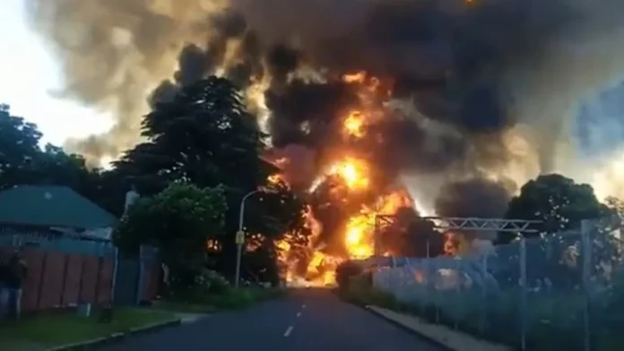 Explosión de camión deja al menos 8 muertos y 50 heridos en Sudáfrica