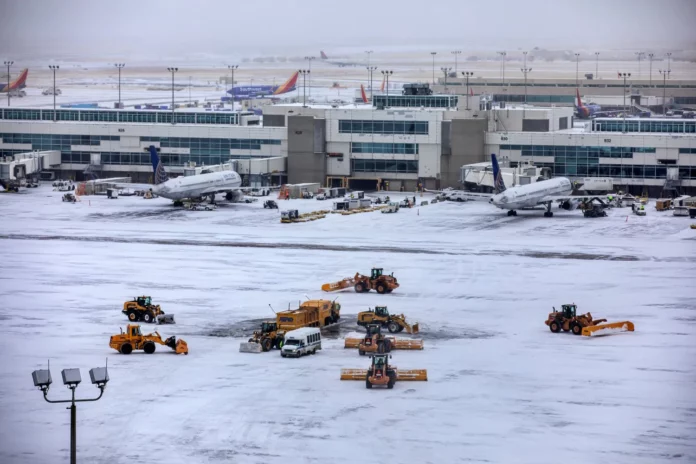Más de 5.000 vuelos cancelados por la tormenta invernal Elliott en EEUU