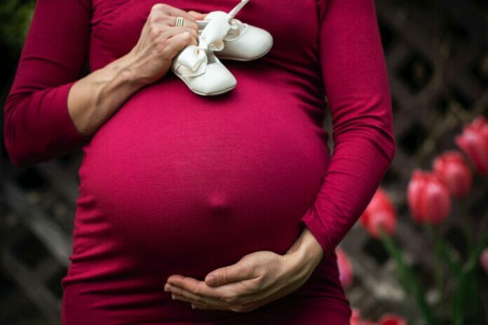 Mujer embarazada muere tras personas abrirle el vientre para robarle a su hijo