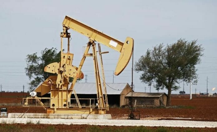 Petróleo de Texas baja un 1,02 % y cierra en 77,49 dólares el barril